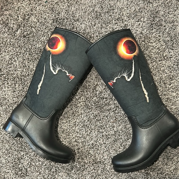 Cat Reaching Full Moon Grap Black Rain Boots - Picture 13 of 16